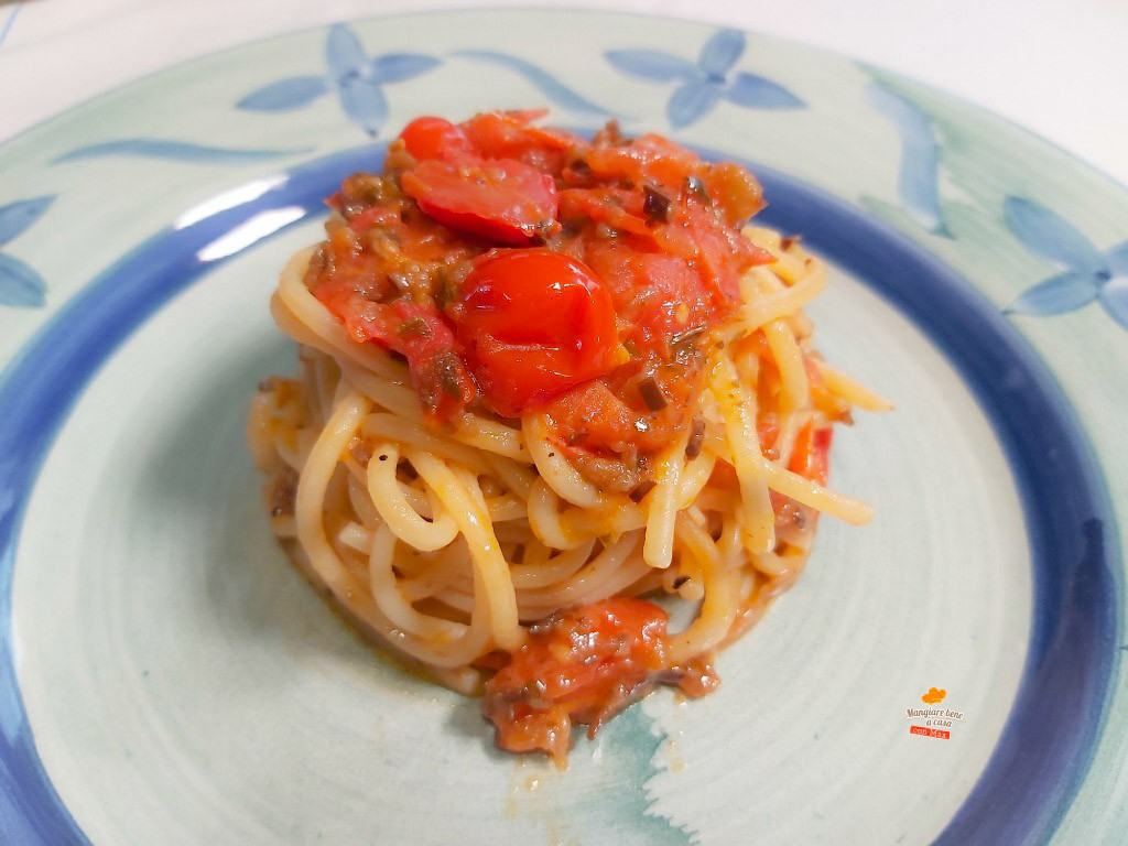 Spaghetti con pomodorini e pesto di melanzane – mangiareacasablog.com